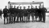 Bandyspelare framför mål, 1930-tal