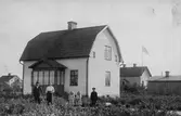 Familjs utanför villa, 1900 ca
