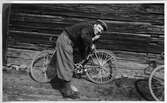 Cyklist på väg till Dalarna, 1930-tal