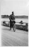 Cyklist vid vatten, 1930-tal
