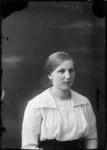 Ateljéporträtt - kvinna, Östhammar, Uppland 1919