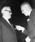 F d kantorn och läraren i Sällstorp och Veddige, Gunnar Engström, Varberg, tar emot Röda Korsets guldmedalj av generalsekreterare Olof Stroh.