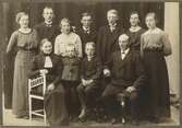 Grupporträtt av familjen Johansson (Gustafsson) från gården Nyamålen i Säby socken, Jönköpings län, 1914. Bakre raden från vänster: Hilma, Karl, Anna, Verner, Erik, Helga och Gerda. Främre raden från vänster: Hedda, Ture, Henry och Gustaf.