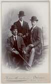 Tre unga män i hattar, 1900