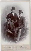 Tre unga män i hattar, 1900