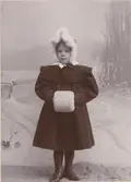 Flicka i hatt och muff, 1910-tal