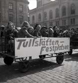 Barn i vagn på väg till en festplats på Tullslätten. Troligen en Barnens dag.