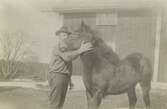 Karl Gustafsson med hästen Lona på gården Nyamålen i Säby socken, Jönköpings län.