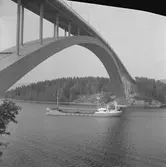 Fartyget Solklint vid Sandöbron

