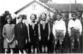 Tre tvillingpar är fotograferade framför Kålleredskolan 1931. Stående från vänster: 1. Elin Josefsson (1919-1994, gift Ekström). 2. Märta Josefsson (1919-1989, gift Bodin). 3. Inga-Britt Johansson. 4. Ann-Marie Johansson. 5. Gösta Gottfridsson (1920-1994). 6. Karl Erik Gottfridsson (1920-2001).