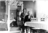 Alma (1879-1957) och Oscar Abrahamsson (1879-1954) är i sitt kök, Vommedal Västergård 3:2 