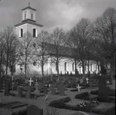 Ålems kyrka. Under medeltiden uppfördes en stenkyrka i Ålems kyrkby. Det var en byggnad med högt långhus och ett smalare rakslutande kor. Interiören präglades av valv uppburna av pelare. Kyrkklockorna hade sin plats i en fristående klockstapel.Vid slutet av 1700-talet räckte kyrkan inte längre till för den stigande folkmängden i församlingen. Den uppges ha rymt endast cirka 450 personer .( I den nuvarande kyrkan finns en modell av den gamla kyrkan). Kyrkoherde Anders Swebilius föreslog redan 1769 att kyrkan skulle utvidgas, men detta förslag vann inte gehör. 1781 begärde Swebilius häradssyn varvid kyrkan befanns i stort behov av reparation vilket ledde till att församlingen fattade beslut om ombyggnad. 1792 och 1811 utlystes entreprenad på byggnadsarbetet. Inga anbud kom dock in.

Istället för ombyggnad fattades till slut beslut att bygga en ny kyrka istället för att renovera. Åren 1829 - 1830 uppfördes nuvarande stenkyrka strax öster om den gamla på den plats där klockstapeln tidigare hade stått. Ritningarna var gjorda av Samuel Enander. Den 30 september 1832 invigdes kyrkan av biskop Anders Carlsson af Kullberg. Kyrkan är uppförd i empirestil och består av ett rektangulärt långhus med en avslutande kor vägg i öster med en bakomligga sakristia. Tornbyggnaden med huvudingången i väster är försett med en tidstypisk lanternin krönt av ett kors. Interiören som är av salkyrkotyp täcks av ett tunnvalv med en målning av Einar Forseth utförd 1929.