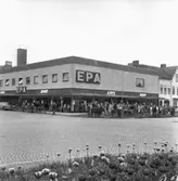 Människor har samlats utanför det nybyggda varuhuset EPA och väntar på att det ska invigas, Huskvarna 12 juni 1962.