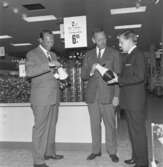 Tre män står och pratar med TV-kannor i händerna i det nybyggda varuhuset EPA, Huskvarna 12 juni 1962.