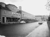 Drottninggatan i Huskvarna till vänster ser man gaveln av det nybyggda varuhuset EPA. 12 juni 1962.
