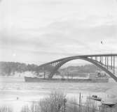 Fartyget Presto vid Sandöbron