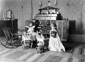 Flickor leker med dockor, ca 1898