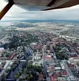 Flygfoto över Örebro mot öster, 1995