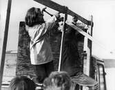 Hantverk. Kvinnlig arbetskraft Teknis byggfest vid ASEA bortåt Sälsten maj-juni 1968.