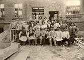 Arbetare vid husbygge på Olaigatan 7 i Örebro, 1901