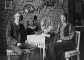 Familj lyssnar på radio med kristallmottagare, 1920-tal
