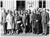 Alingsås vänortsgäster från Danmark, Norge och Finland med stadens värdar utanför rådhuset.

Från vänster:
G Elker-Hansen, borgmästare, Kastrup, DK.
Gösta Broby, drätseldirektör.
Fru Elker-Hansen. DK.
Fru Margot Bokeby.
Fru Nyberg, Karis, FIN.
Lars Nyberg, köpingsordförande (längst bak).
Fru Thyra Johanson.
Fru M. Heinström, Karis. FIN.
Fru Nielsen, Kastrup, DK.
Fru Haugen, Strömmen, NOR. (delvis skymnd).
T. Nielsen, kommundirektör, DK.
Axel Johanson.
V. Heinström, vice köpingsordförande, Karis, FIN.
Gunnar Carlbom, rådman.
Bengt Wibrink, stadsjurist.
Arne Josefson, ordförande drätselkammaren.
Henry Blomberg, vice ordförande drätselkammaren.