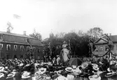 Avtäckning av Jonas Alströmer-bysten på Stora Torget den 2:e juni 1905. Repro av bild ur Tekniska museets samling. Bilden publicerades ursprungligen i tidskriften Hemmets bildmaterial. Inv. nr. TM 17.306
