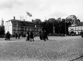 Män, kvinnor och barn promenerar på Stora torget i samband med Alingsås 300-års jubileum.