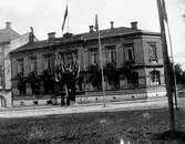 Två kvinnor står utan för Göteborgsbankens fastighet i kvarteret Tygvävaren. Fotografiet taget i samband med Alingsås 300-års jubileum.
