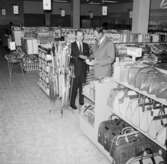 Två män står och pratar i det nyöppnade varuhuset EPA i Huskvarna 12 juni 1962.