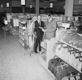 Två män står och pratar i det nyöppnade varuhuset EPA i Huskvarna 12 juni 1962.