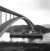 Fartyget Sommen vid Sandöbron

