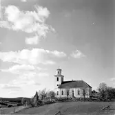 Häggdånger kyrka.Byggmästare Pehr Hagmansson. Vitputsad stenkyrka. Orgel från 1855 av J Gustav Ek. Altartavla från 1795 av målare Anders Joakim Öberg från Härnösand. Altaruppsatsen från 1797-98 av bildhuggare Per Vestman från Hemsö.