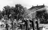 Brankårens 50-årsjubileum 1950. Gamla brandredskap demonstreras på Stora torget.