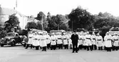 Brandkårens 50-årsjubileum 1950. Brandmän står uppställda framför sina brandbilar på Stora torget.
