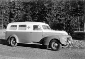 Brandkårens nya ambulans fotograferad vid Nolhaga slott, tidigt 1950-tal.
