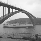 Fartyget Esbjörn Gorthon vid Sandöbron

