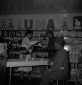 Konsum i Ed. Gunnie Edlund serverar kaffe till okänd och Sigurd Hedberg. Troligen 50-60 talet