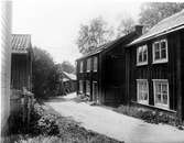 Bostadshus. Bild mot SV. På tomten till höger kom sedermera skrothandlaren Rundman att husera. Han ägde även under en kort period (1919-1931) husen som skymtar till vänster 