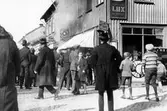 Kungsgatan i hörnet mot Östra Ringgatan. Påsksmäll i Sterns kemikalieaffär på Kungsgatan. Långfredagen 1930.