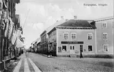 Kungsgatan sett från Stora torget och mot öster. Alfred Hedéns speceriaffär syns till höger.