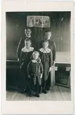 Brevkort - Gustaf och Anna Matilda med barnen Ingrid, Anna och Ruth längst fram, Söderfors, Uppland 1917