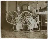Anna och Frida Frisk spinner garn, Österbybruk vintern 1911