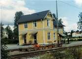Älandsbro järnvägsstation. Stationen öppnades för trafik den 12 december 1893. Ursprungligen var namnet tänkt att bli Äland, men efter samråd med Postverket kom den att kallas Älandsbro. Förste stationsmästare var sergeanten Carl Ludvig Haage. Stationen 