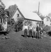 Barn framför Rynninge gårds hönshus, ca 1962