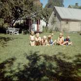 Barn i trädgård, 1964