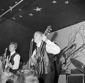 Cyclones spelar i Grottan  i Hallsberg, 1963-1964