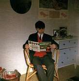 Ung man läser tidningen Hjälp, 1960-tal