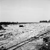 Arbete pågår i kalkbrottet i Hide, Hellvi socken på Gotland. Räls ligger utlagd för transport av sten med lok och vagn.