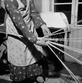 Tillverkning av bögsäcksfässlor, flätning, slingning, i Gruddbo by. Interiör.